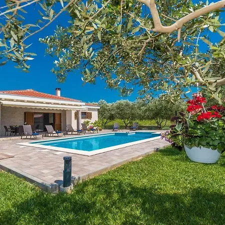 Mia With Heated Pool, Billiards And Large Garden - By Ta Leut Agency * 프리블라카