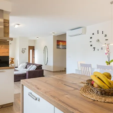 Mia With Heated Pool, Billiards And Large Garden - By Ta Leut Agency * 프리블라카