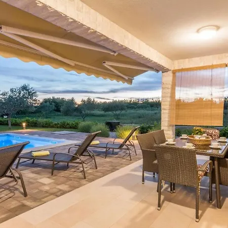 빌라 Mia With Heated Pool, Billiards And Large Garden - By Ta Leut Agency *