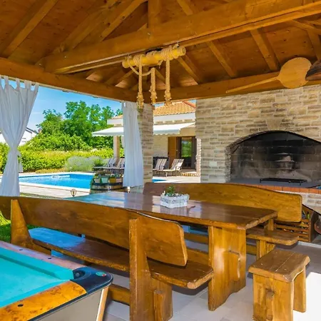 فيلة Mia With Heated Pool, Billiards And Large Garden - By Ta Leut Agency *