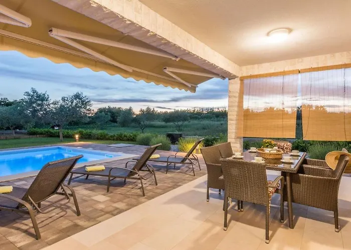 Villa Mia With Heated Pool, Billiards And Large Garden - By Ta Leut Agency *