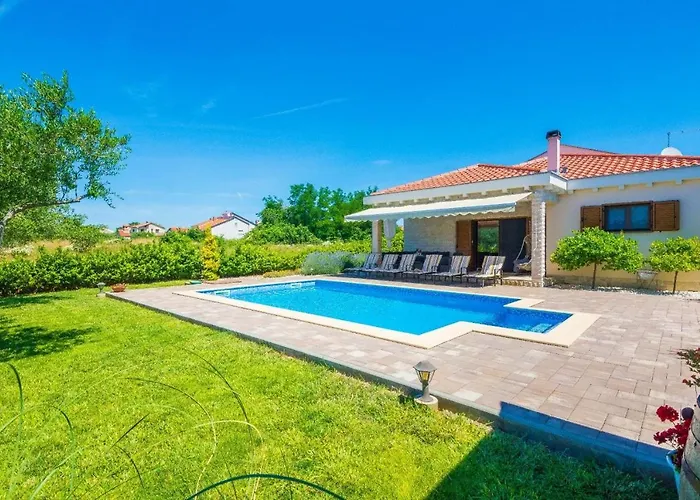 Villa Mia With Heated Pool, Billiards And Large Garden - By Ta Leut Agency *