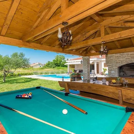 Mia With Heated Pool, Billiards And Large Garden - By Ta Leut Agency *