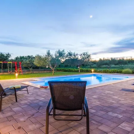 Mia With Heated Pool, Billiards And Large Garden - By Ta Leut Agency