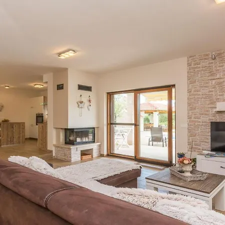 Mia With Heated Pool, Billiards And Large Garden - By Ta Leut Agency Вилла Привлака