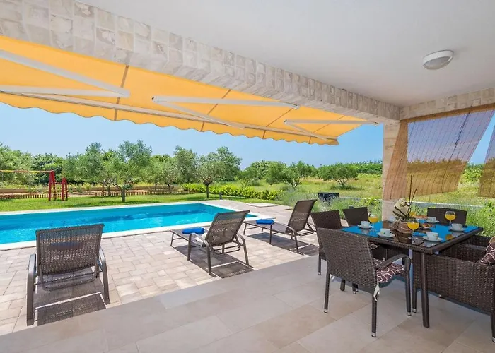 Villa Mia With Heated Pool, Billiards And Large Garden - By Ta Leut Agency
