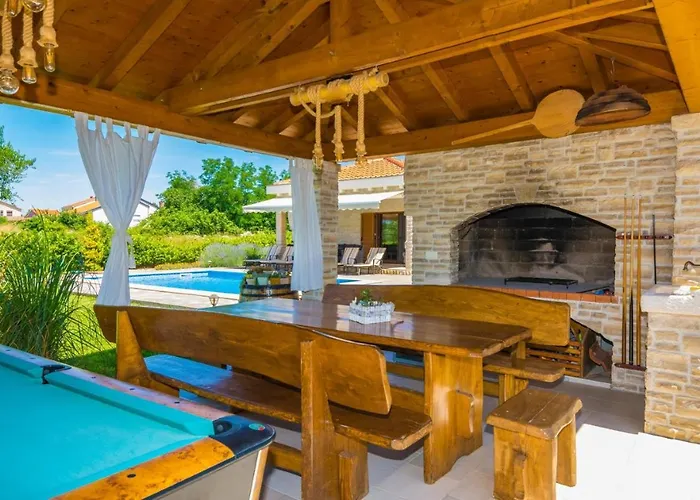 Villa Mia With Heated Pool, Billiards And Large Garden - By Ta Leut Agency *