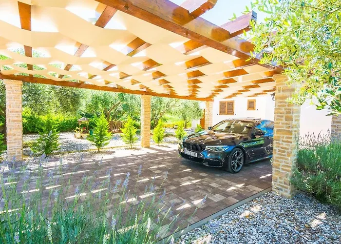 Villa Mia With Heated Pool, Billiards And Large Garden - By Ta Leut Agency